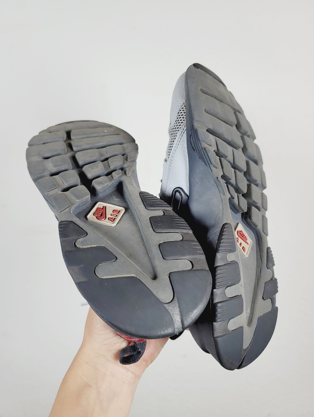 Nike Air HUARCHACHI Sneakers, Size 6Y - Picture 7 of 7